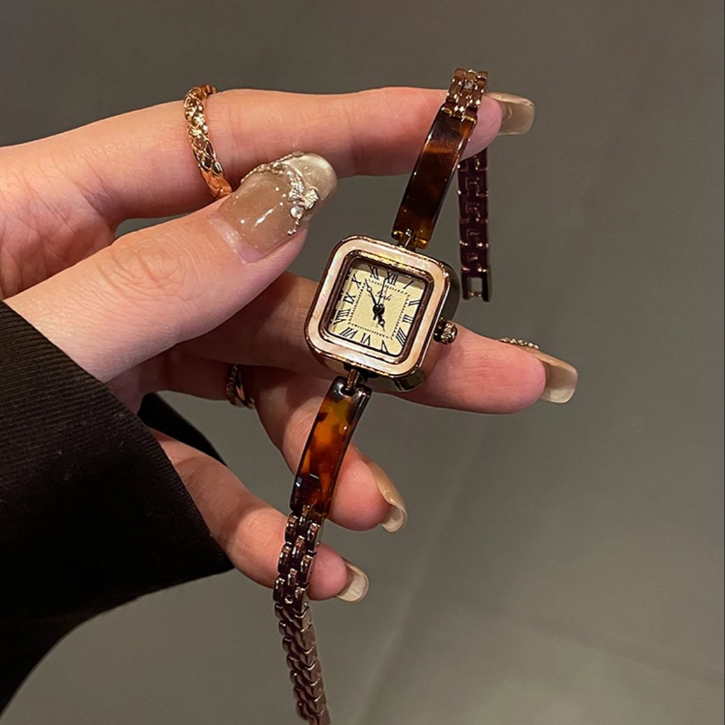 Luxury Watch Vintage - Roma Rakamları ve Kare Kadranlı Lüks