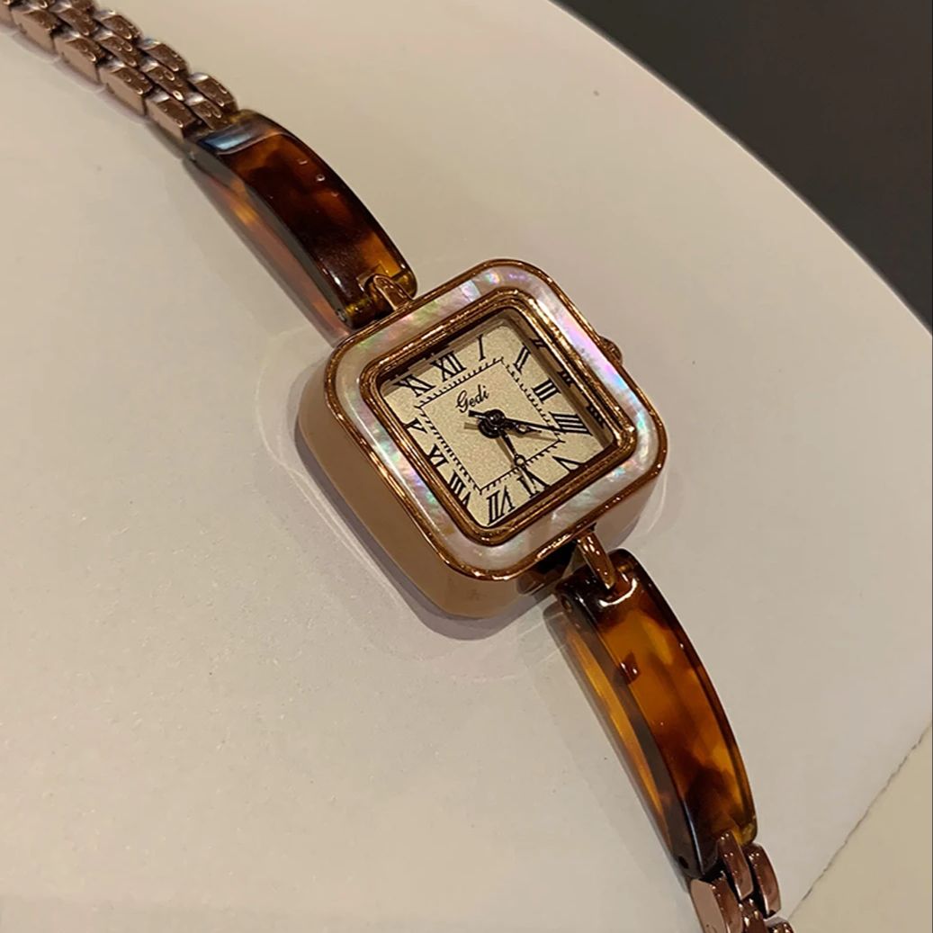 Roma Rakamları ve Kare Kadranl - Luxury Watch Vintage incelemesi ve fiyatı